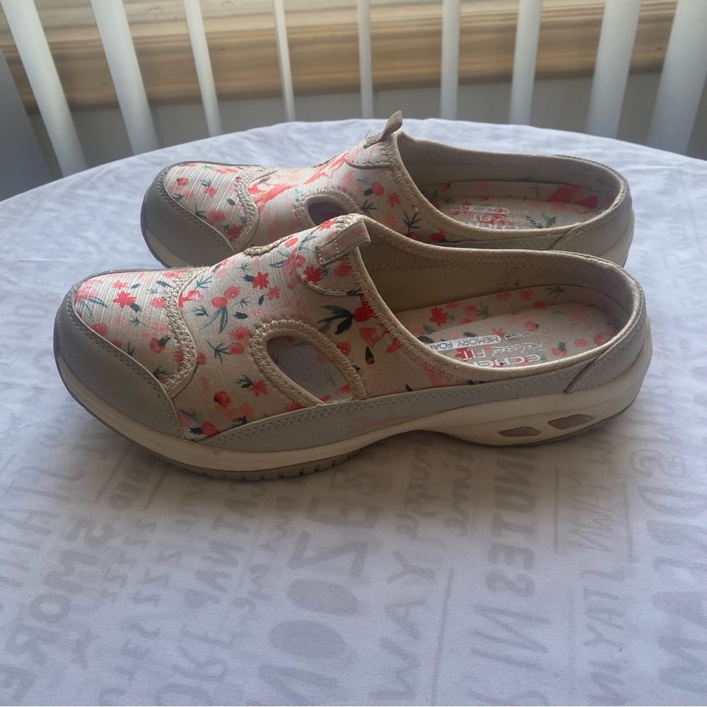 Skechers Women’s Floral Slip on Shoes Size 8 flaws scuffs in front of shoes